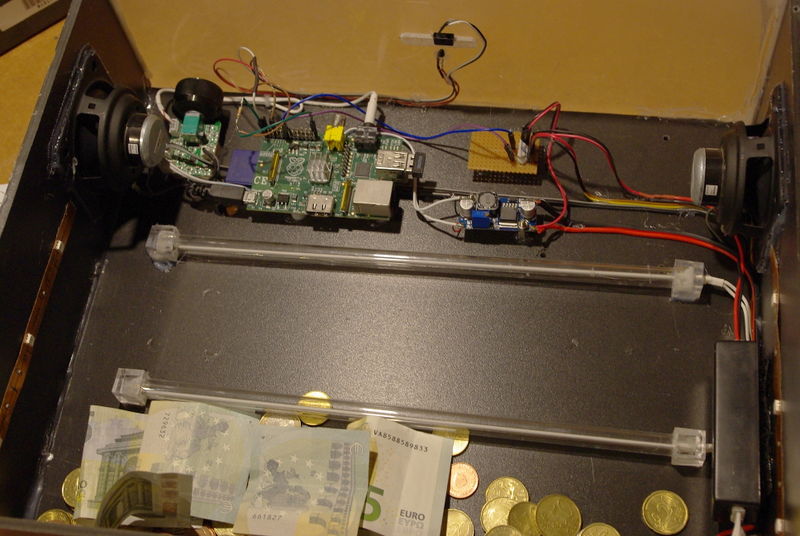 Datei:Spendenbox innereien.jpg