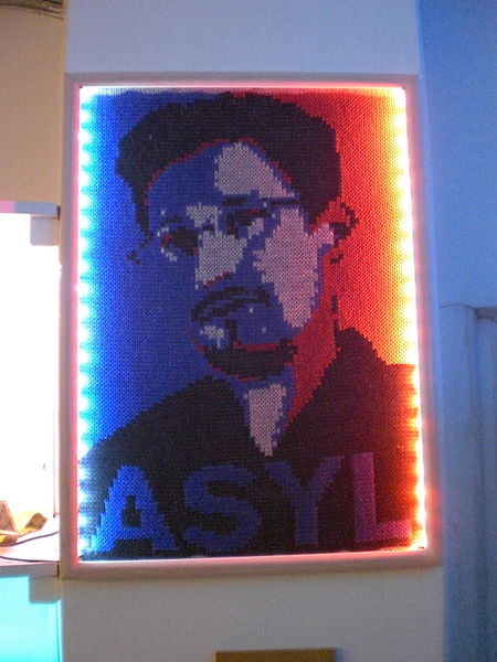 Datei:Snowden Knitting 02.jpg