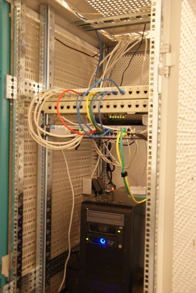 Datei:Backspace rack open inhouse.jpg